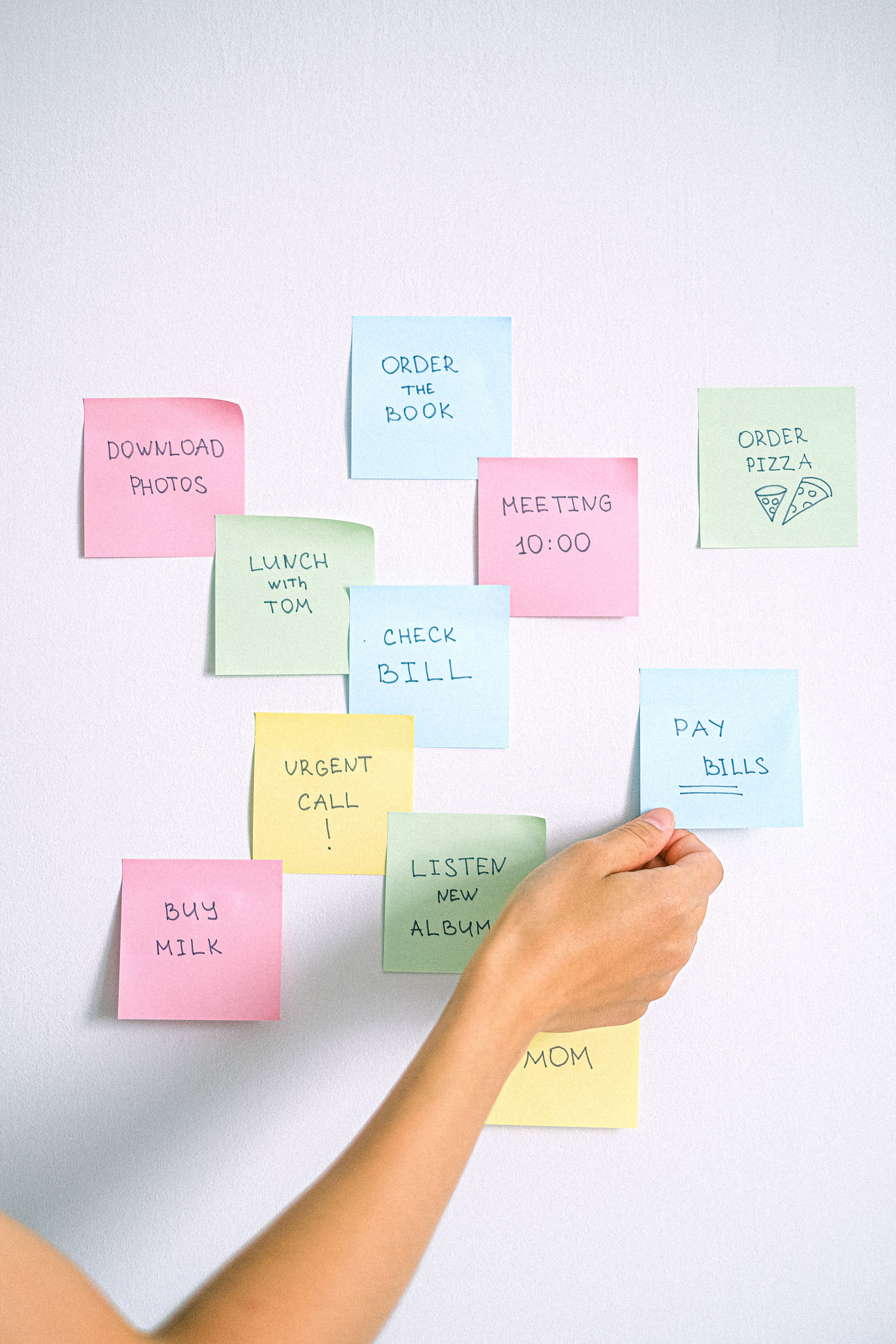 Post-its met herinneringen op een muur